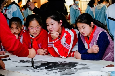 书画名家进校园暨房山区昊天外国语学校师生作品展开幕