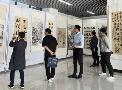 我校组织观瞻中共中央发布“五一口号”75周年同心书画展